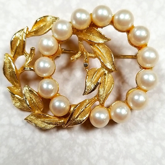 Vintage Signed Richelieu Faux Pearl Goldtone Brooch Pin - Picture 3 of 11
